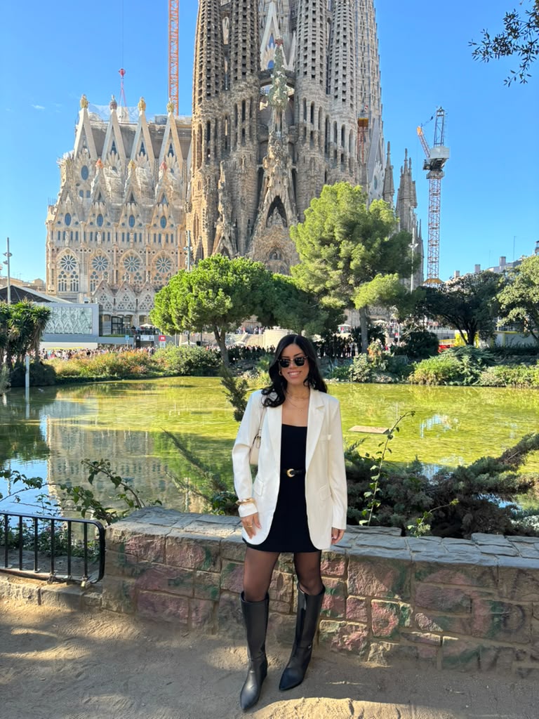 Iza em frente à Sagrada Família, em Barcelona