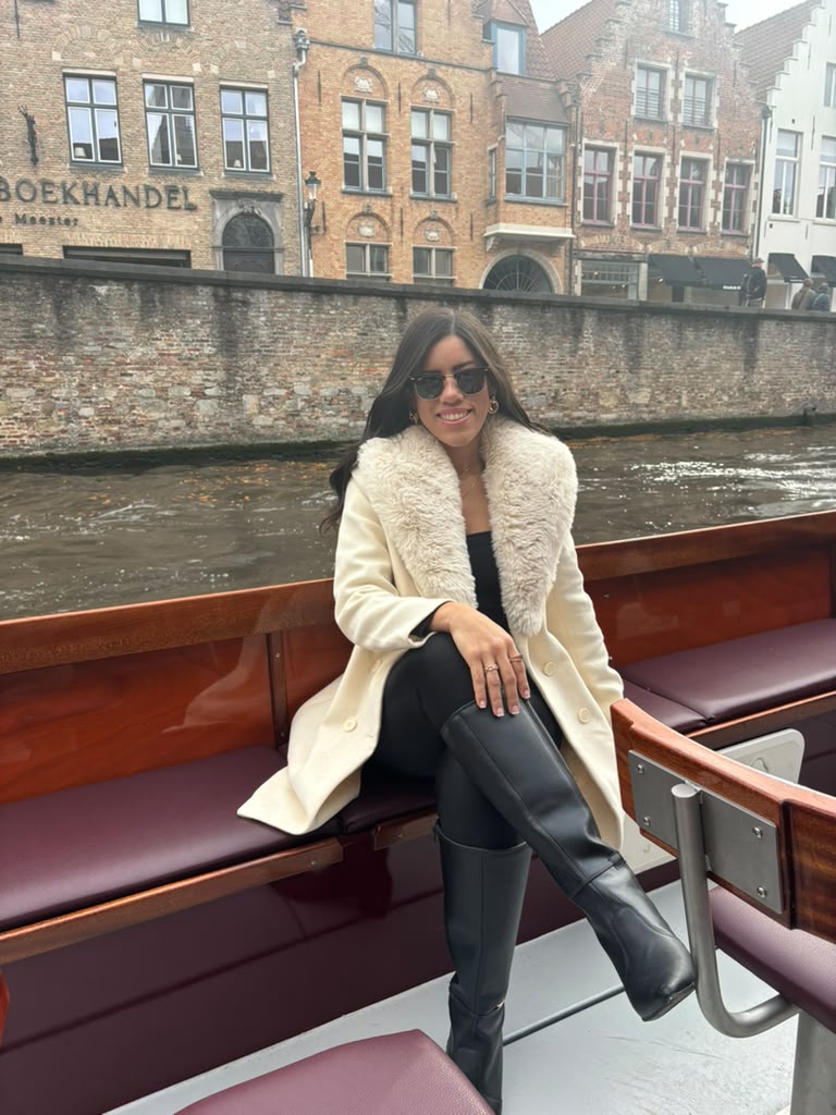 Iza num passeio de barco pelos canais de Bruges