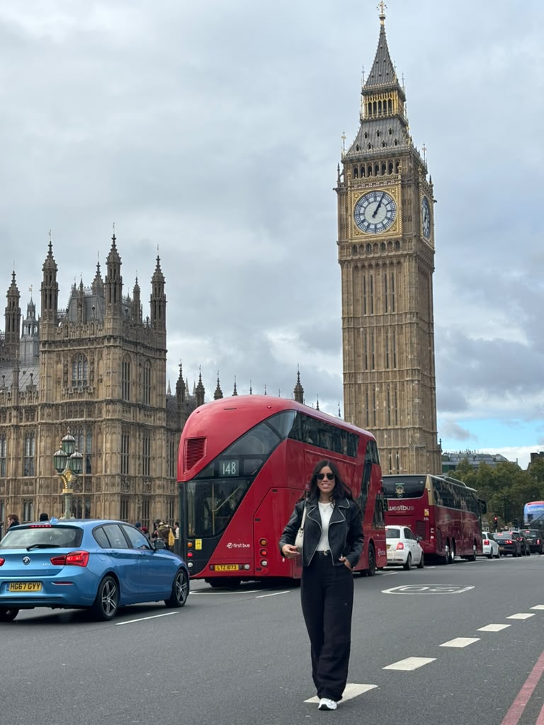 Iza em frente ao Big Ben, em Londres