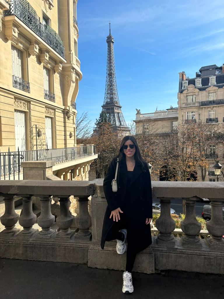 Iza em frente à Torre Eiffel, em Paris