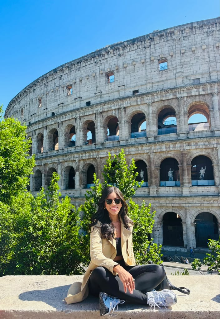 Iza em frente ao Coliseu, em Roma