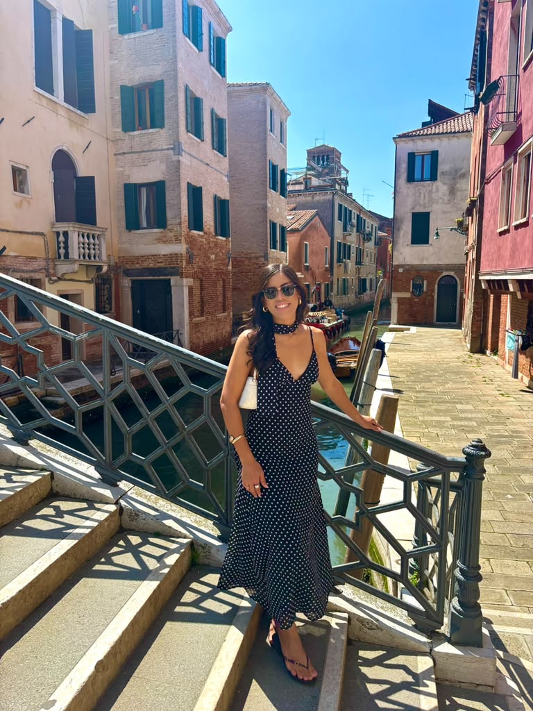 Iza numa ponte sobre um canal em Veneza